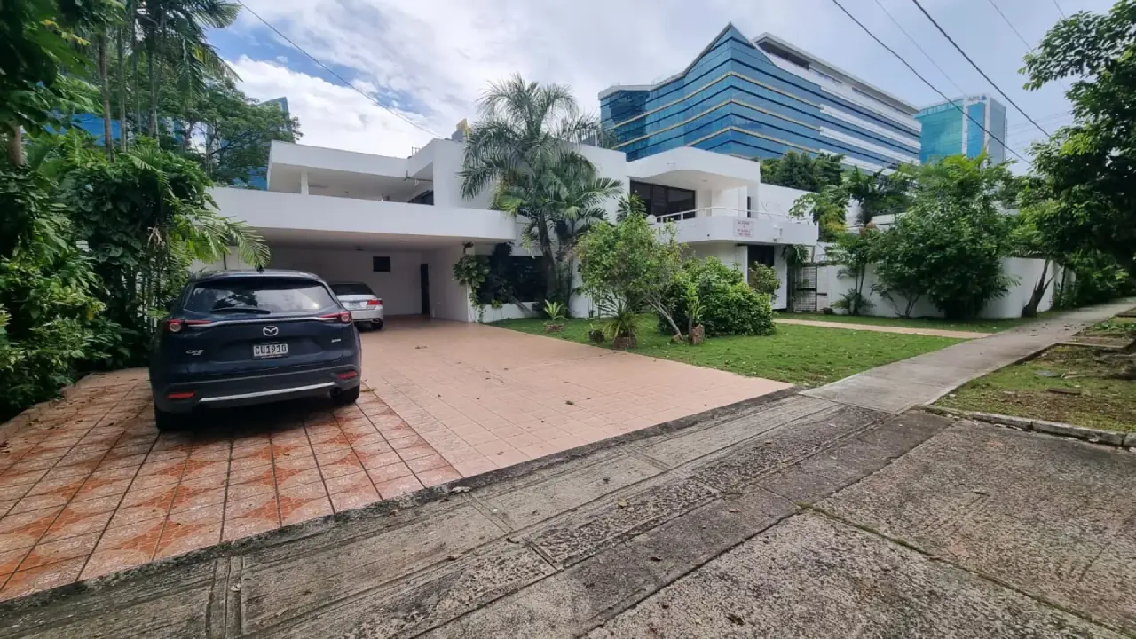 Casa de 2 pisos en Urbanización Obarrio — imagen 2