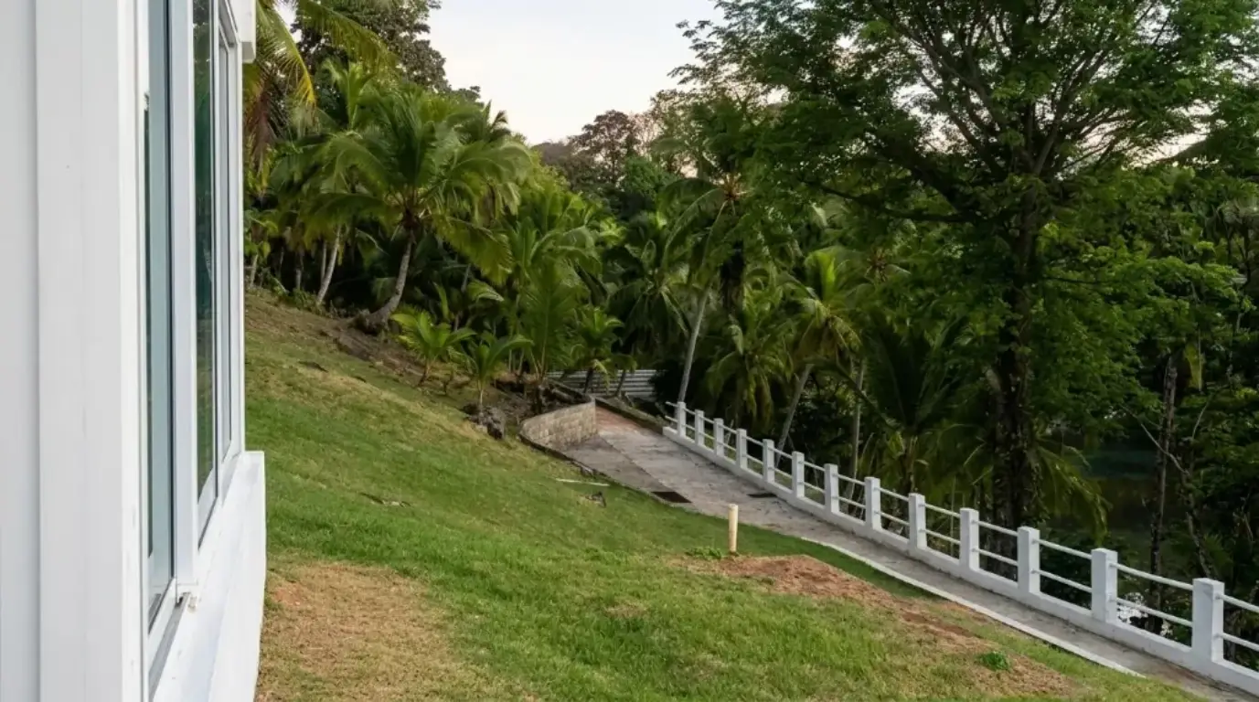 Pendiente y cercado del terreno — Isla Grande, Colón