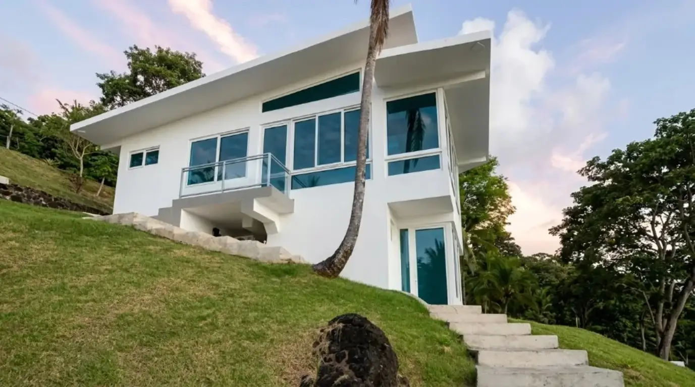 Residencia en ladera frente al mar — Isla Grande, Colón