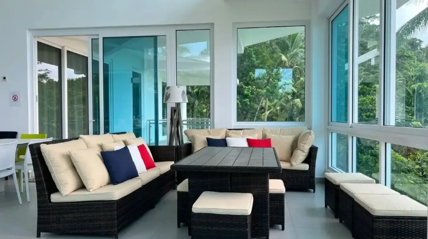 Sala con vista al jardín — Isla Grande, Colón