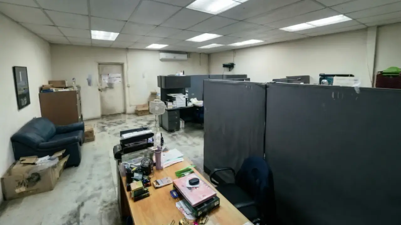 Oficina interior — galera industrial La Locería, Curundú