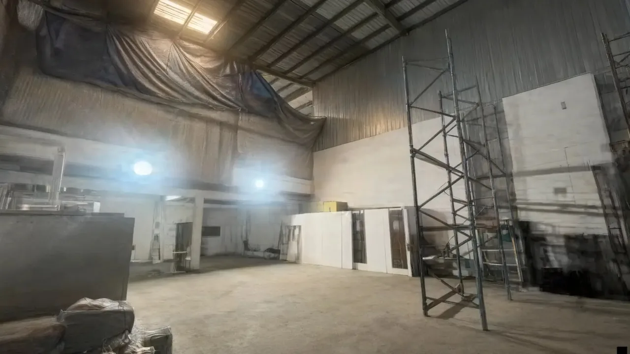 Interior de galera industrial a doble altura — La Locería, Curundú